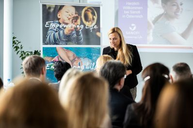 Am 28. Februar 2019 besuchte Bundesministerin Juliane Bogner-Strau&szlig; (im Bild) den Pharmakonzern Sanofi.