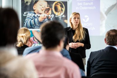 Am 28. Februar 2019 besuchte Bundesministerin Juliane Bogner-Strau&szlig; (im Bild) den Pharmakonzern Sanofi.