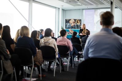 Am 28. Februar 2019 besuchte Bundesministerin Juliane Bogner-Strau&szlig; (im Bild) den Pharmakonzern Sanofi.