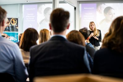 Am 28. Februar 2019 besuchte Bundesministerin Juliane Bogner-Strau&szlig; (im Bild) den Pharmakonzern Sanofi.