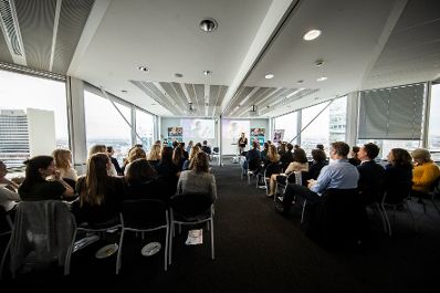 Am 28. Februar 2019 besuchte Bundesministerin Juliane Bogner-Strau&szlig; den Pharmakonzern Sanofi.