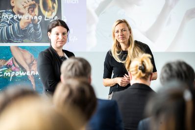 Am 28. Februar 2019 besuchte Bundesministerin Juliane Bogner-Strau&szlig; (r.) den Pharmakonzern Sanofi.