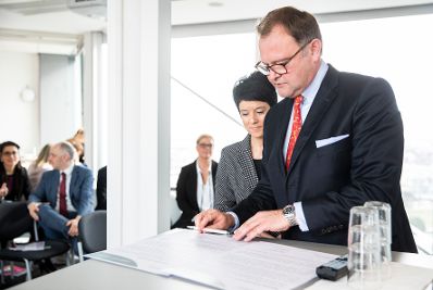 Am 28. Februar 2019 besuchte Bundesministerin Juliane Bogner-Strau&szlig; den Pharmakonzern Sanofi. Im Bild der Gesch&auml;ftsf&uuml;hrer von Sanofi &Ouml;sterreich Wolfgang Kaps (r.) und Johanna Hummer (2.v.r.).