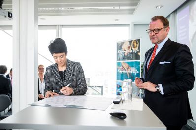 Am 28. Februar 2019 besuchte Bundesministerin Juliane Bogner-Strau&szlig; den Pharmakonzern Sanofi. Im Bild der Gesch&auml;ftsf&uuml;hrer von Sanofi &Ouml;sterreich Wolfgang Kaps (r.) und Johanna Hummer (2.v.r.).