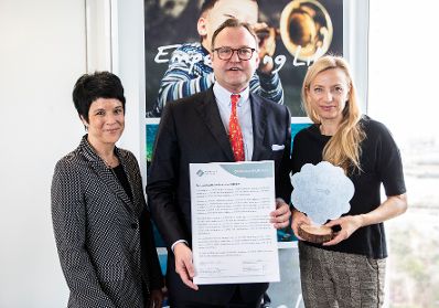 Am 28. Februar 2019 besuchte Bundesministerin Juliane Bogner-Strau&szlig; (r.) den Pharmakonzern Sanofi. Im Bild mit dem Gesch&auml;ftsf&uuml;hrer von Sanofi &Ouml;sterreich Wolfgang Kaps (m.) und Johanna Hummer (l.).