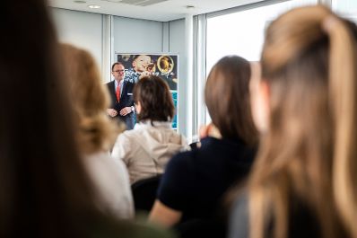 Am 28. Februar 2019 besuchte Bundesministerin Juliane Bogner-Strau&szlig; den Pharmakonzern Sanofi. Im Bild der Gesch&auml;ftsf&uuml;hrer von Sanofi &Ouml;sterreich Wolfgang Kaps.