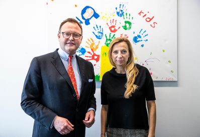 Am 28. Februar 2019 besuchte Bundesministerin Juliane Bogner-Strau&szlig; (r.) den Pharmakonzern Sanofi. Im Bild mit dem Gesch&auml;ftsf&uuml;hrer von Sanofi &Ouml;sterreich Wolfgang Kaps (l.).