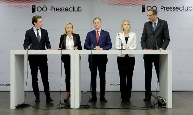 Am 8. M&auml;rz 2019 gab Bundeskanzler Sebastian Kurz (l.) am Frauentag gemeinsam mit Bundesministerin Juliane Bogner-Strau&szlig; (m.l.), Bundesminister Heinz Fa&szlig;mann (r.), Landeshauptmann Thomas Stelzer (m.) und der Landeshauptmann-Stellvertreterin Christine Haberlander (m.r.), eine Pressekonferenz zum Thema &quot;IT-Fachkr&auml;fte&quot;.