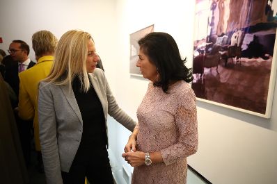 Am 12. M&auml;rz 2019 reiste Bundesministerin Juliane Bogner-Strau&szlig; (l.) nach New York zur Frauenstatuskommission der Vereinten Nationen. Im Bild mit Danielle Spera (r.) bei der Er&ouml;ffnung der Ausstellung &bdquo;VOID &ndash; YVONNE OSWALD &amp; TATIANA LECOMTE&ldquo;.