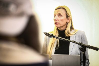 Am 12. M&auml;rz 2019 reiste Bundesministerin Juliane Bogner-Strau&szlig; nach New York zur Frauenstatuskommission der Vereinten Nationen. Im Bild bei der Er&ouml;ffnung der Ausstellung &bdquo;VOID &ndash; YVONNE OSWALD &amp; TATIANA LECOMTE&ldquo;.