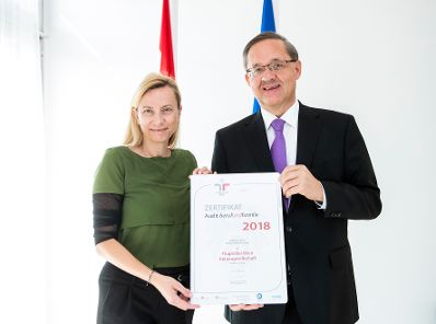 Am 1. April 2019 &uuml;berreicht Bundesministerin Juliane Bogner-Strau&szlig; (l.) die Urkunde, die den Flughafen Wien als familienfreundliches Unternehmen auszeichnet. Im Bild mit dem Vorstand des Flughafen Wien G&uuml;nther Ofner (r.).