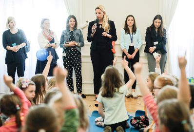 Am 25. April 2019 fand der 18. Girls' Day statt. Im Bild Bundesministerin Juliane Bogner-Strau&szlig; (m.) beim Girls' Day und Girls' Day Mini im Bundeskanzleramt.