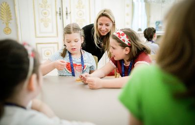 Am 25. April 2019 fand der 18. Girls' Day statt. Im Bild Bundesministerin Juliane Bogner-Strau&szlig; (m.) beim Girls' Day und Girls' Day Mini im Bundeskanzleramt.