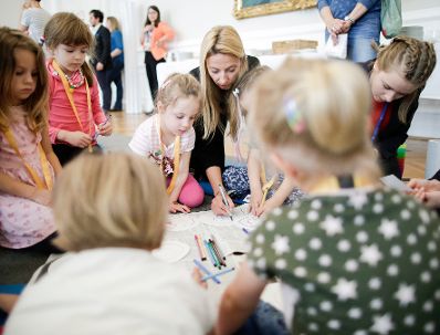 Am 25. April 2019 fand der 18. Girls' Day statt. Im Bild Bundesministerin Juliane Bogner-Strau&szlig; (m.) beim Girls Day und Girls Day Mini im Bundeskanzleramt.