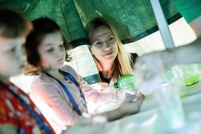 Am 25. April 2019 fand der 18. Girls' Day statt. Im Bild Bundesministerin Juliane Bogner-Strau&szlig; (m.) beim Girls' Day und Girls' Day Mini im Bundeskanzleramt.