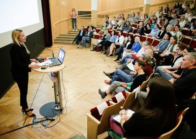 Am 25. April 2019 fand der 18. Girls' Day statt. Im Bild Bundesministerin Juliane Bogner-Strau&szlig; (l.) bei der Fachtagung Opferschutzorientierte Kl&auml;rungsgespr&auml;che, des Verein Z&Ouml;F &ndash; Zusammenschluss &Ouml;sterreichischer Frauenh&auml;user in der VHS Wiener Urania.