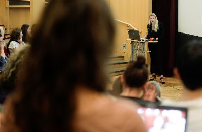 Am 25. April 2019 fand der 18. Girls' Day statt. Im Bild Bundesministerin Juliane Bogner-Strau&szlig; (r.) bei der Fachtagung Opferschutzorientierte Kl&auml;rungsgespr&auml;che, des Verein Z&Ouml;F &ndash; Zusammenschluss &Ouml;sterreichischer Frauenh&auml;user in der VHS Wiener Urania.