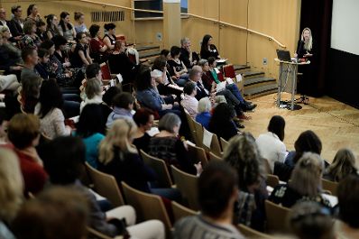 Am 25. April 2019 fand der 18. Girls' Day statt. Im Bild Bundesministerin Juliane Bogner-Strau&szlig; (r.) bei der Fachtagung Opferschutzorientierte Kl&auml;rungsgespr&auml;che, des Verein Z&Ouml;F &ndash; Zusammenschluss &Ouml;sterreichischer Frauenh&auml;user in der VHS Wiener Urania.