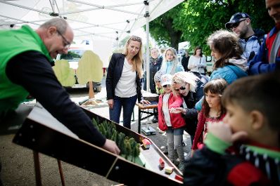 Am 01. Mai 2019 lud Bundesministerin Juliane Bogner-Strau&szlig; l&auml;dt gemeinsam mit Bundesministerin Elisabeth K&ouml;stinger zu einem Familienfest im Schlossgarten Sch&ouml;nbrunn ein.
