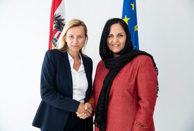 Am 2. Mai 2019 empfing Bundesministerin Juliane Bogner-Strau&szlig; (l.) die afghanische Botschafterin Khojesta Fana Ebrahimkhel (r.) zu einem Arbeitsgespr&auml;ch.