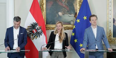 Am 5. M&auml;rz 2019 gab Bundesministerin Juliane Bogner-Strau&szlig; (m.) eine Pressekonferenz zum G&uuml;tesiegel "Familie Digital Kompetent". Im Bild mit Thomas Arnolder (l.) von der A1 Telekom Austria Group und dem "Safer Internet" Experten Bernhard Jungwirth (r.).