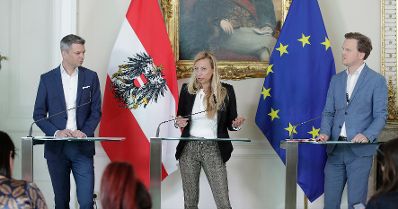 Am 5. M&auml;rz 2019 gab Bundesministerin Juliane Bogner-Strau&szlig; (m.) eine Pressekonferenz zum G&uuml;tesiegel "Familie Digital Kompetent". Im Bild mit Thomas Arnolder (l.) von der A1 Telekom Austria Group und dem "Safer Internet" Experten Bernhard Jungwirth (r.).
