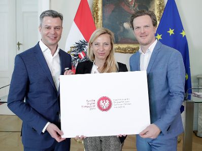 Am 5. M&auml;rz 2019 gab Bundesministerin Juliane Bogner-Strau&szlig; (m.) eine Pressekonferenz zum G&uuml;tesiegel "Familie Digital Kompetent". Im Bild mit Thomas Arnolder (l.) von der A1 Telekom Austria Group und dem "Safer Internet" Experten Bernhard Jungwirth (r.).
