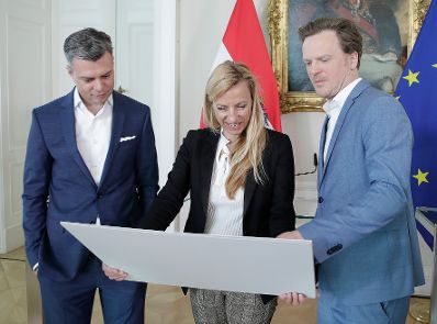 Am 5. M&auml;rz 2019 gab Bundesministerin Juliane Bogner-Strau&szlig; (m.) eine Pressekonferenz zum G&uuml;tesiegel "Familie Digital Kompetent". Im Bild mit Thomas Arnolder (l.) von der A1 Telekom Austria Group und dem "Safer Internet" Experten Bernhard Jungwirth (r.).