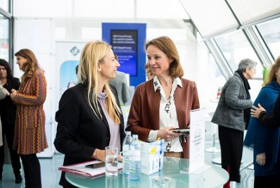 Am 3. Mai 2019 nahm Bundesministerin Juliane Bogner-Strau&szlig; (l.) am Vernetzungstreffen zum Thema Women Empowerment ein. Im Bild mit der IBM &Ouml;sterreich Generaldirektorin Patricia Neumann (r.).