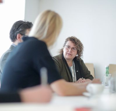 Am 10. Mai 2019 reiste Bundesministerin Juliane Bogner-Strau&szlig; anl&auml;sslich eines Bundesl&auml;ndertags nach Graz. Im Bild im KOmmunikationsRAum der Frauenh&auml;user Steiermark.