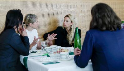 Am 10. Mai 2019 reiste Bundesministerin Juliane Bogner-Strau&szlig; anl&auml;sslich eines Bundesl&auml;ndertags nach Graz. Im Bild zu Besuch im SOS Kinderdorf St&uuml;bing.