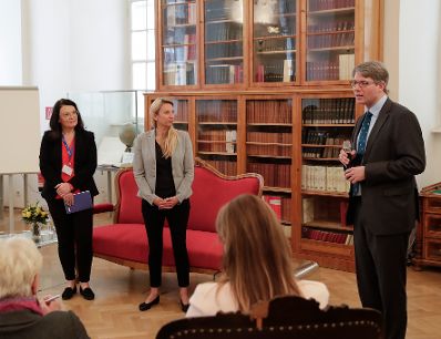 Am 15. Mai 2019 nahm Bundesministerin Juliane Bogner-Strau&szlig; (m.) am dritten Frauenvernetzungsfr&uuml;hst&uuml;ck der &Ouml;sterreichischen Akademie der Wissenschaften teil.Im Bild mit Ursula Jakubek (l.), Direktorin f&uuml;r Finanzen der &Ouml;AW und Oliver Schmitt (r.), Pr&auml;sident der philosophisch-historischen Klasse der &Ouml;AW.
