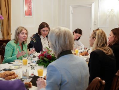 Am 17. Mai 2019 nahm Bundesministerin Juliane Bogner-Strau&szlig; an einem Arbeitsfr&uuml;hst&uuml;ck mit Botschafterinnen und Botschafter in der kanadischen Botschafter teil.