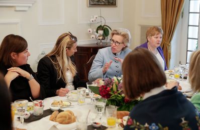 Am 17. Mai 2019 nahm Bundesministerin Juliane Bogner-Strau&szlig; (im Bild) an einem Arbeitsfr&uuml;hst&uuml;ck mit Botschafterinnen und Botschafter in der kanadischen Botschafter teil.