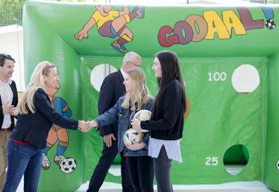 Am 18. Mai 2019 besuchte Bundesministerin Juliane Bogner-Strau&szlig; (l.) das Spielefest des Burgenl&auml;ndischen Familienbund.