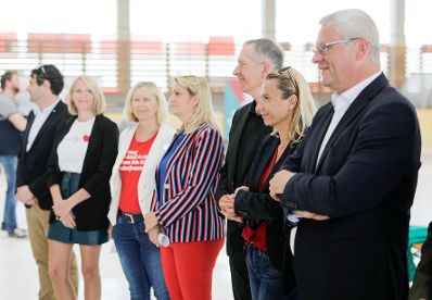 Am 18. Mai 2019 besuchte Bundesministerin Juliane Bogner-Strau&szlig; (2.v.r.) das Spielefest des Burgenl&auml;ndischen Familienbund.