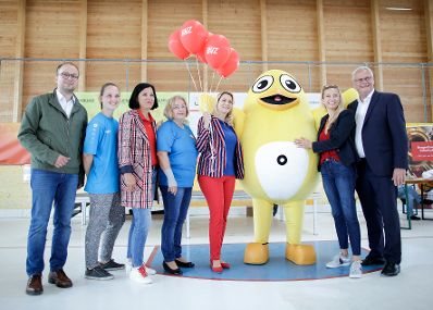 Am 18. Mai 2019 besuchte Bundesministerin Juliane Bogner-Strau&szlig; (2.v.r.) das Spielefest des Burgenl&auml;ndischen Familienbund.