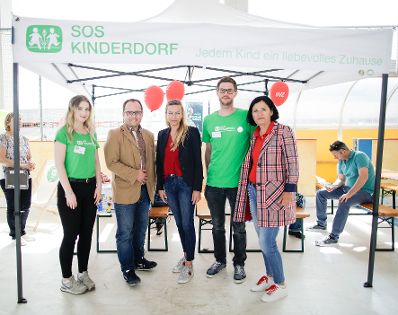 Am 18. Mai 2019 besuchte Bundesministerin Juliane Bogner-Strau&szlig; (m.) das Spielefest des Burgenl&auml;ndischen Familienbund.