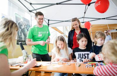 Am 18. Mai 2019 besuchte Bundesministerin Juliane Bogner-Strau&szlig; das Spielefest des Burgenl&auml;ndischen Familienbund.