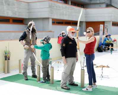 Am 18. Mai 2019 besuchte Bundesministerin Juliane Bogner-Strau&szlig; (r.) das Spielefest des Burgenl&auml;ndischen Familienbund.