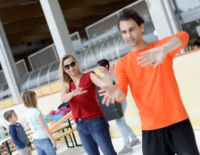 Am 18. Mai 2019 besuchte Bundesministerin Juliane Bogner-Strau&szlig; (m.) das Spielefest des Burgenl&auml;ndischen Familienbund.