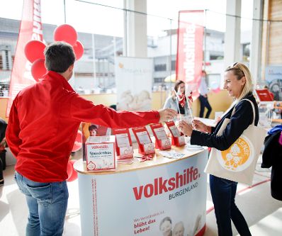 Am 18. Mai 2019 besuchte Bundesministerin Juliane Bogner-Strau&szlig; (r.) das Spielefest des Burgenl&auml;ndischen Familienbund.