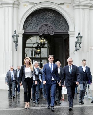 Am 22. Mai 2019 fand die Angelobung der &ouml;sterreichischen &Uuml;bergangsminister durch Bundespr&auml;sident Alexander Van der Bellen statt. Im Bild Bundeskanzler Sebastian Kurz (m.) mit Bundesministerin Juliane Bogner-Strau&szlig; (l.) und Bundesminister Johann Luif (r.).