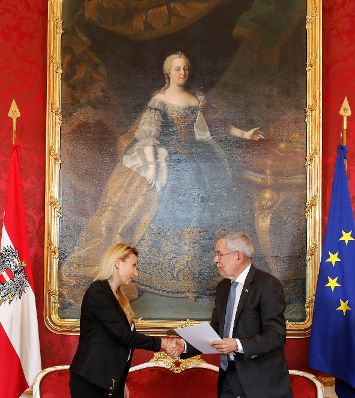 Am 22. Mai 2019 fand die Angelobung der &ouml;sterreichischen &Uuml;bergangsminister durch Bundespr&auml;sident Alexander Van der Bellen (r.) statt. Im Bild mit Bundesministerin Juliane Bogner-Strau&szlig; (l.).