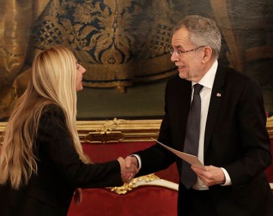 Am 8. J&auml;nner 2018 wurde aufgrund der in Kraft tretenden &Auml;nderungen im Bundesministeriengesetz Juliane Bogner-Strau&szlig; (l.) von Bundespr&auml;sident Alexander Van der Bellen (r.) als Bundesministerin f&uuml;r Frauen, Familien und Jugend angelobt.