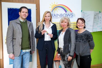 Am 1. Februar 2018 besuchte Bundesministerin Juliane Bogner-Strau&szlig; (2.v.l.) den Verein "Rainbows" in Graz. Im Bild mit Bezirksvorsteher Gerd Wilfing (l.).