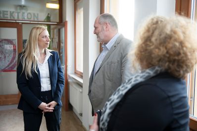 Am 1. Februar 2018 besuchte Bundesministerin Juliane Bogner-Strau&szlig; (l.) die Sonderschule Rosenhain in Graz.