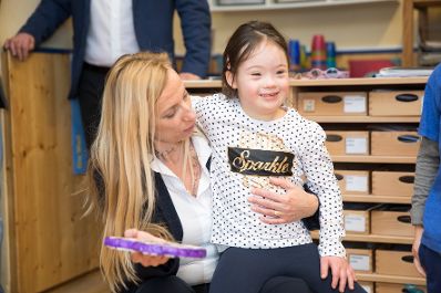Am 1. Februar 2018 besuchte Bundesministerin Juliane Bogner-Strau&szlig; (l.) den heilp&auml;dagogischen Kindergarten Panoramagasse in Graz.