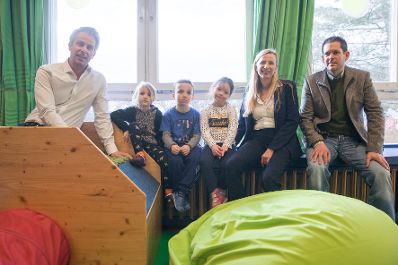 Am 1. Februar 2018 besuchte Bundesministerin Juliane Bogner-Strau&szlig; (2.v.r.) den heilp&auml;dagogischen Kindergarten Panoramagasse in Graz. Im Bild mit Bezirksvorsteher Gerd Wilfing (r.) und Stadtrat Kurt Hohensinner (l.).