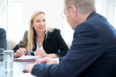 Am 15. M&auml;rz reiste Bundesministerin Juliane Bogner-Strau&szlig; (l.) im Zuge eines Bundesl&auml;ndertags nach Ober&ouml;sterreich. Im Bild mit dem Landeshauptmann von Ober&ouml;sterreich Thomas Stelzer (r.).
